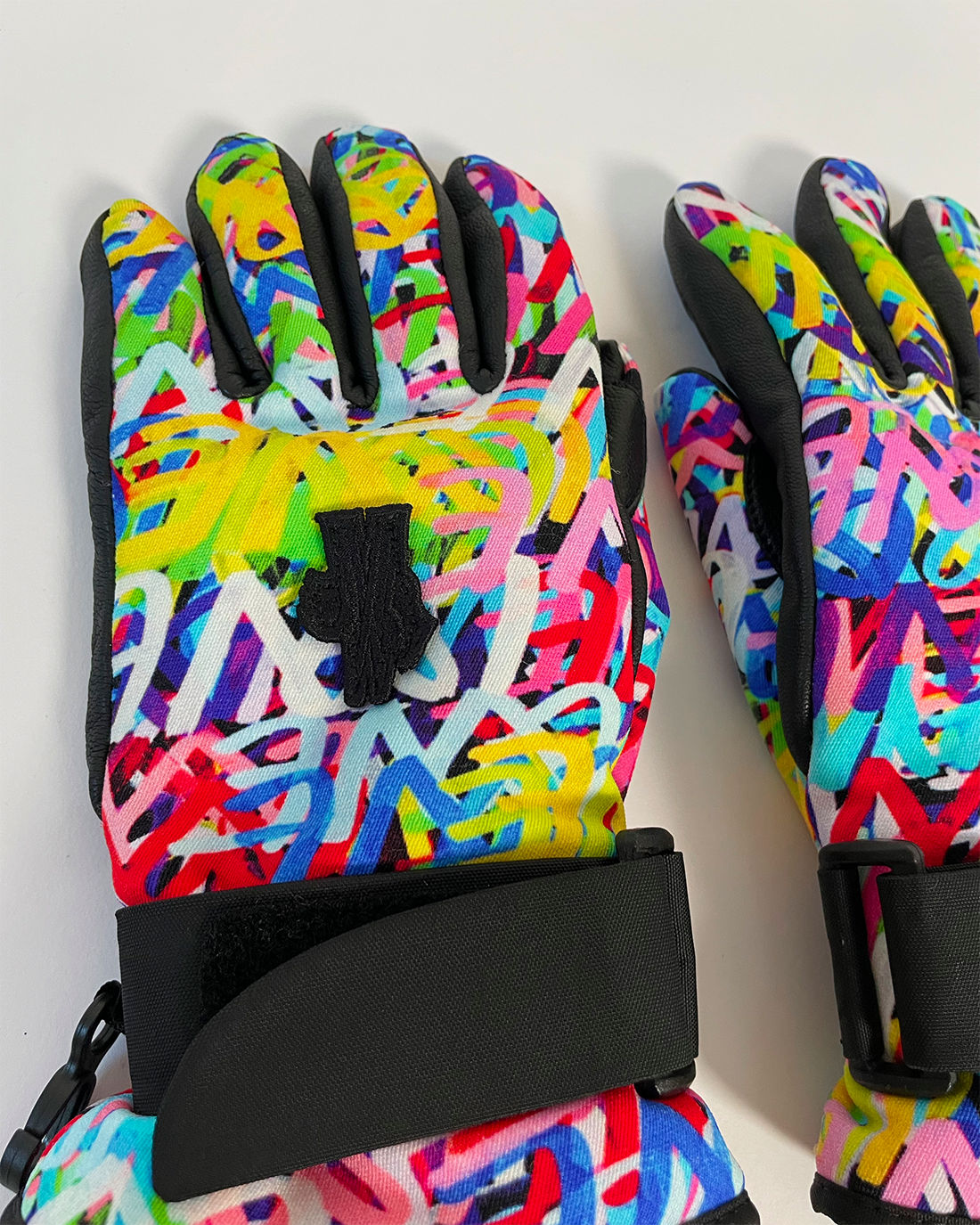 FW 20 Graffitis Ski Gloves